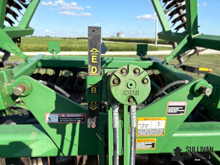 2010-john-deere-637-image-15