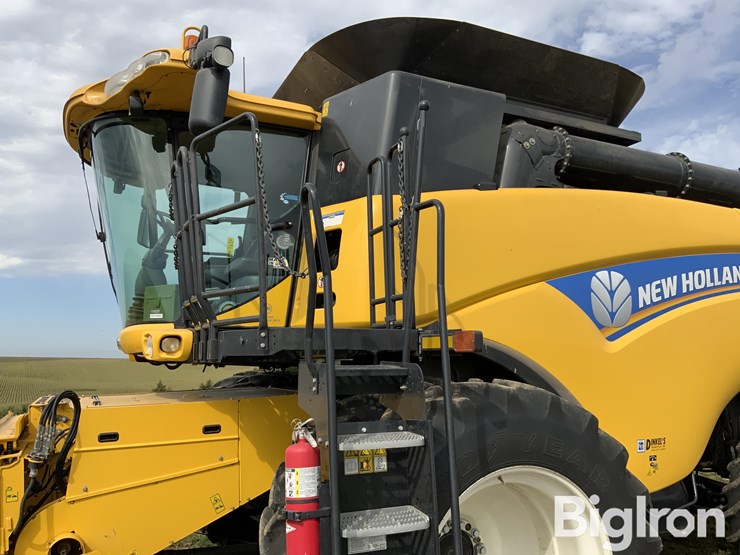 2013-new-holland-cr7090-image-11