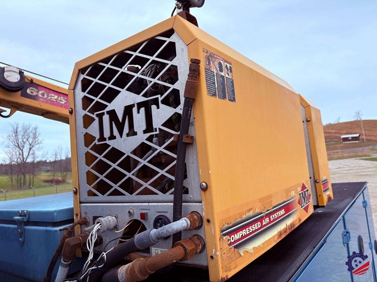 2009-freightliner-m2-106-image-94