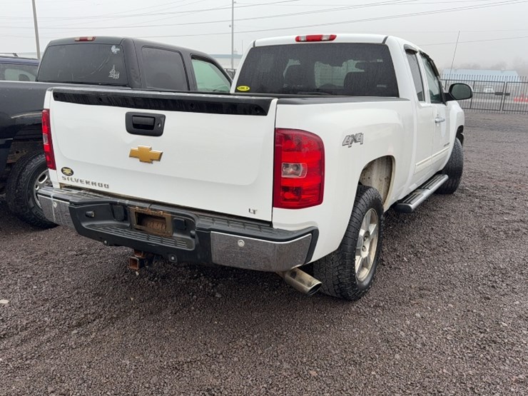 #3018-•-2013-chevy-silverado-pickup-truck-image-7