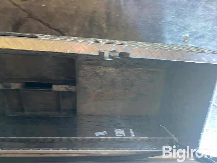 truck-bed-tool-box-image-9