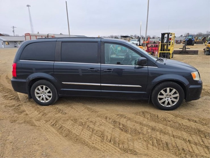 2013-chrysler-town-&-country-image-6