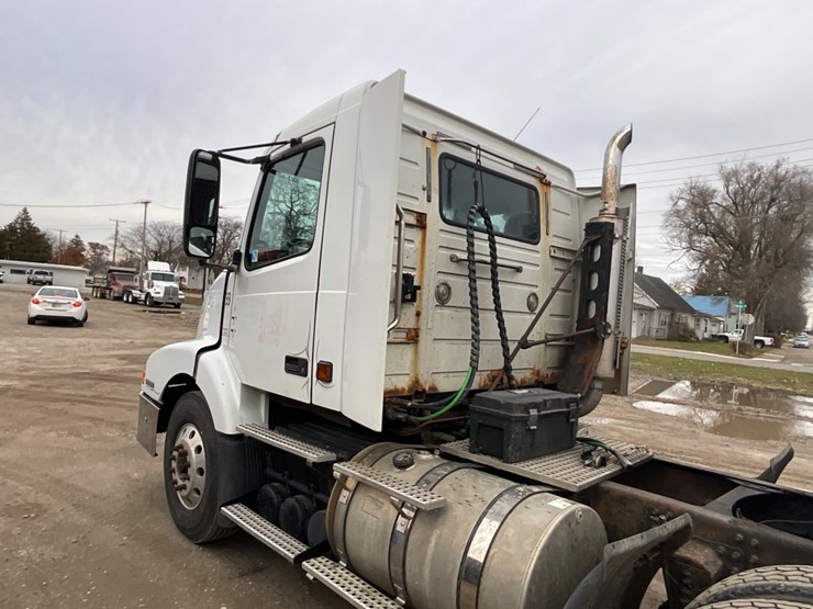2002-volvo-vnl-day-cab-image-14
