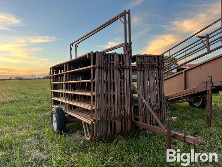 portable-panels-w/loading-gate-on-trailer-image-4
