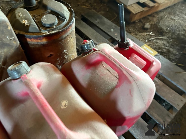 misc-pallet-of-gas-cans-image-10