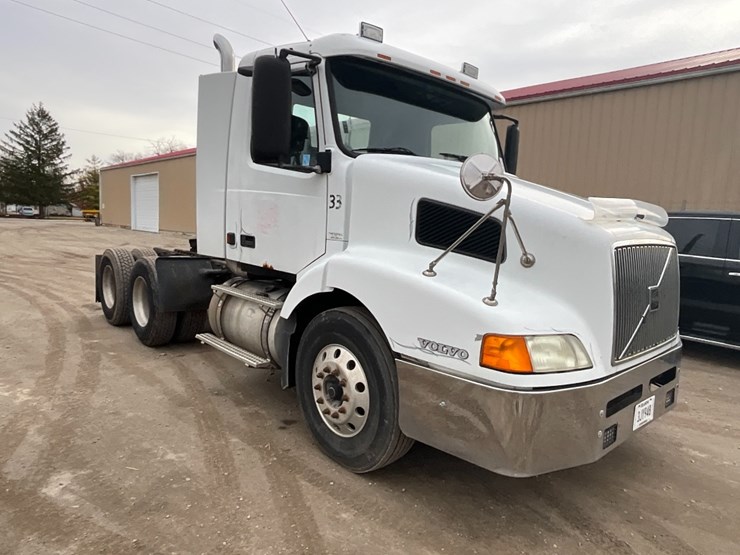 2002-volvo-vnl-day-cab-image-6