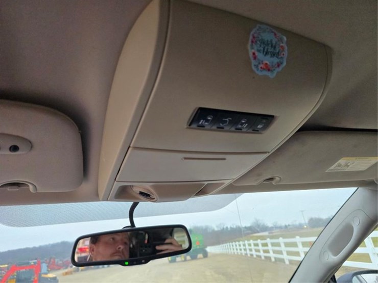 2013-chrysler-town-&-country-image-23