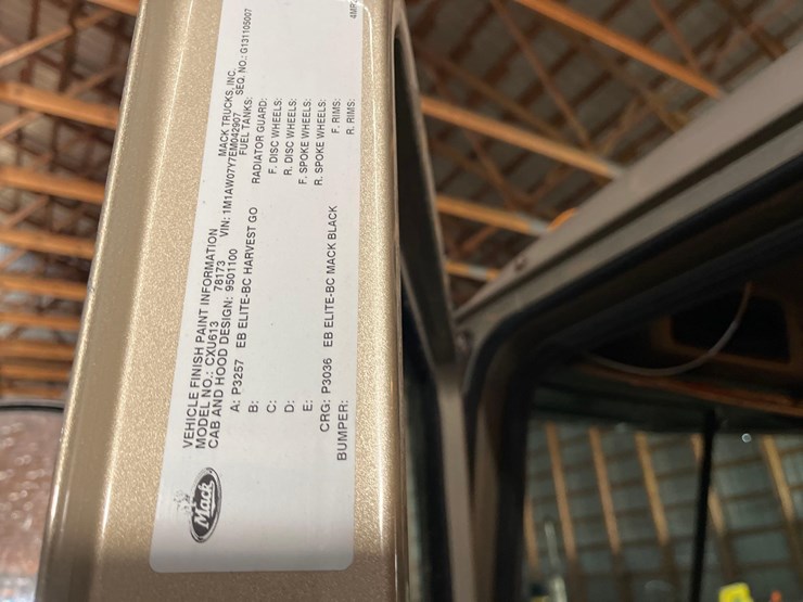 2014-mack-cxu613-semi-image-12