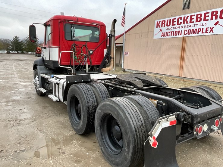 2013-mack-cxu613-day-cab-image-15