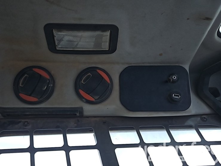 2020-bobcat-t76-image-32