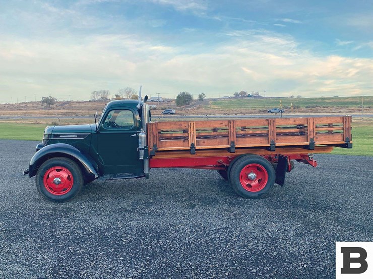 1940-international-d5-30-flatbed-truck-image-2