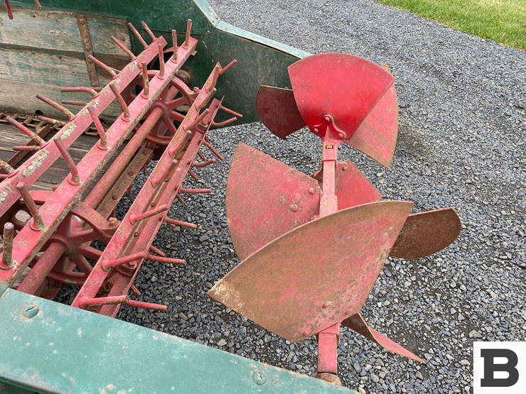 oliver-superior-vintage-manure-spreader-image-18