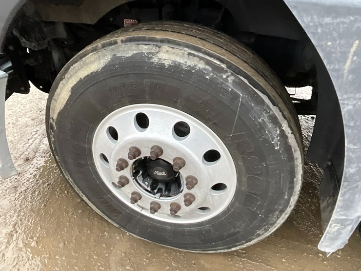 2012-mack-cxu613-day-cab-image-13