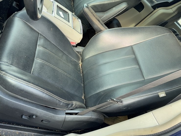 2014-chrysler-town-&-country-image-16