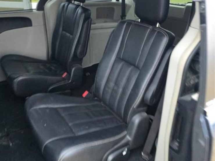 2013-chrysler-town-&-country-image-9