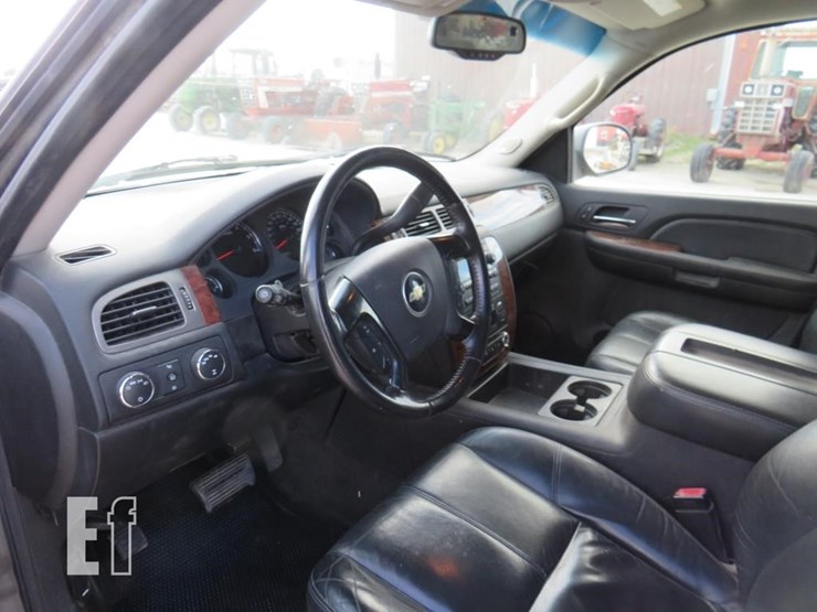 2008-chevrolet-suburban-image-13