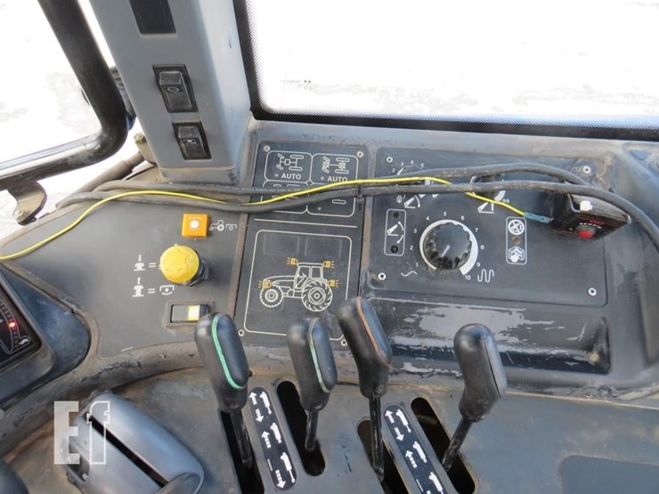 new-holland-tm150-image-22