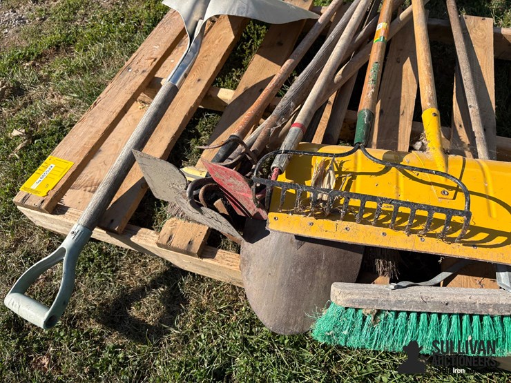 misc-pallet-of-yard-tools-image-9