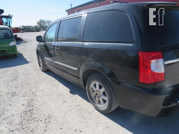 2012-chrysler-town-&-country-image-7