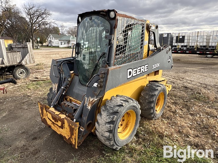 2013-deere-320e-image-1