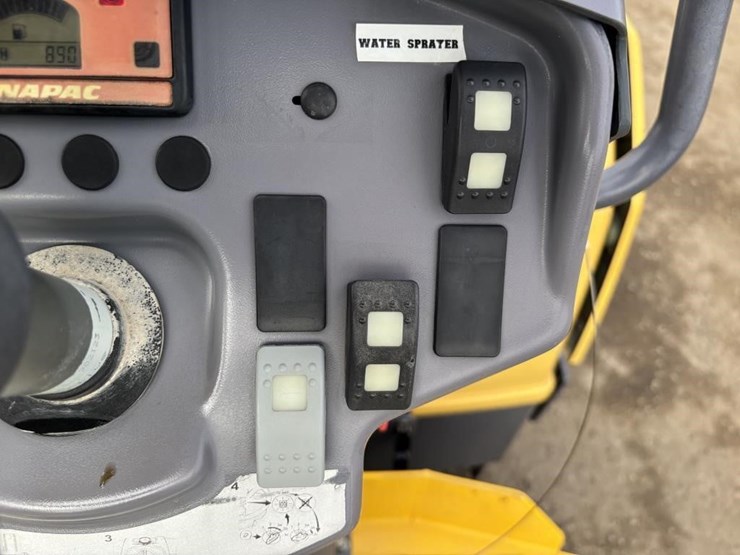 2015-dynapac-cc1200-image-22