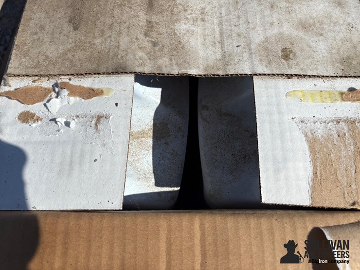 misc-pallet-of-john-deere-fluids-image-15