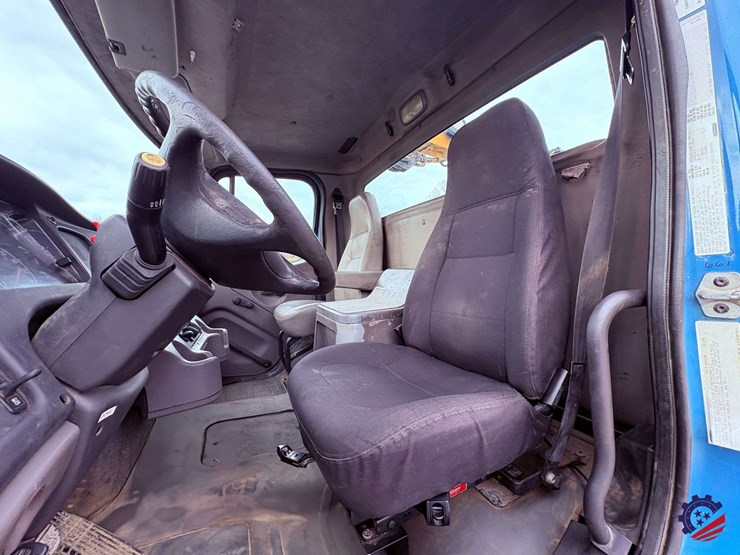 2009-freightliner-m2-106-image-78