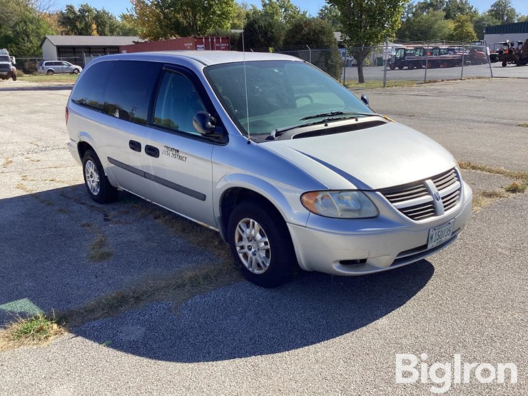 2005-dodge-grand-caravan-sport-image-3