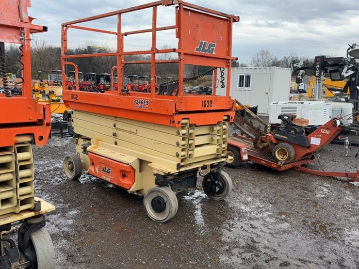 2015-jlg-3246es-image-2