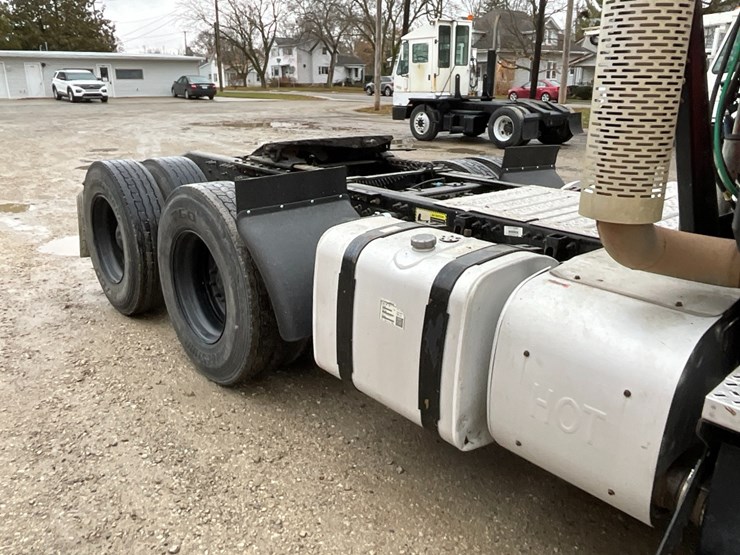 2013-mack-cxu613-day-cab-image-8