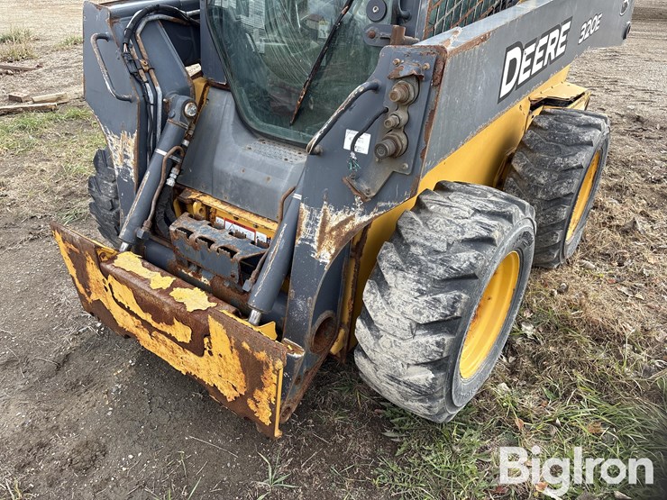 2013-deere-320e-image-9
