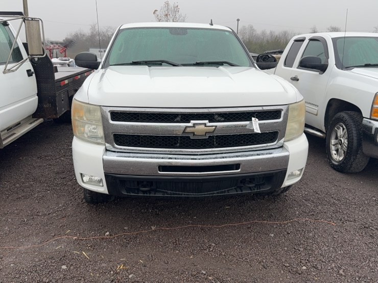 #3020-•-2009-chevy-silverado-z71-pickup-truck-image-2