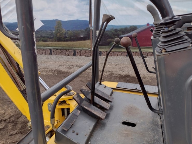 new-holland-ec25-image-11