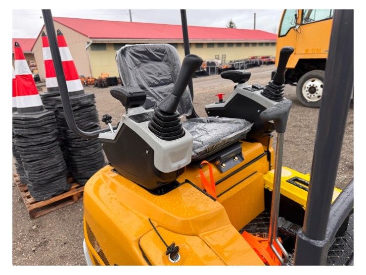 sdle-20-mini-excavator-w/-hydraulic-thumb-image-6