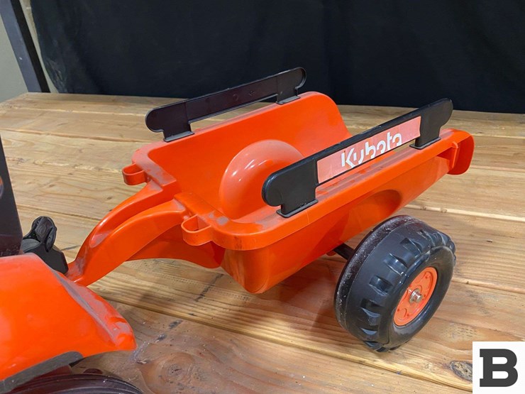kubota-m7171-premium-kvt-toy-pedal-tractor-and-trailer-image-10