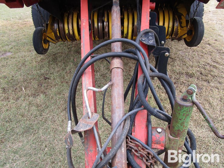 2003-new-holland-br780-image-12