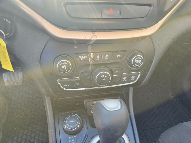 2016-jeep-cherokee-image-60