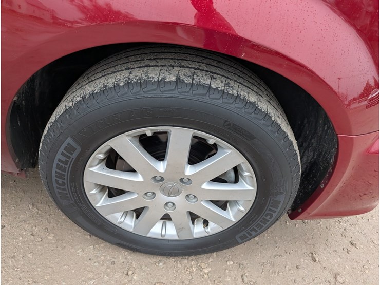 2016-chrysler-town-&-country-image-4