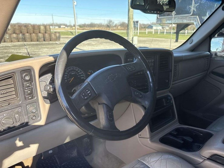 2005-chevrolet-suburban-image-21