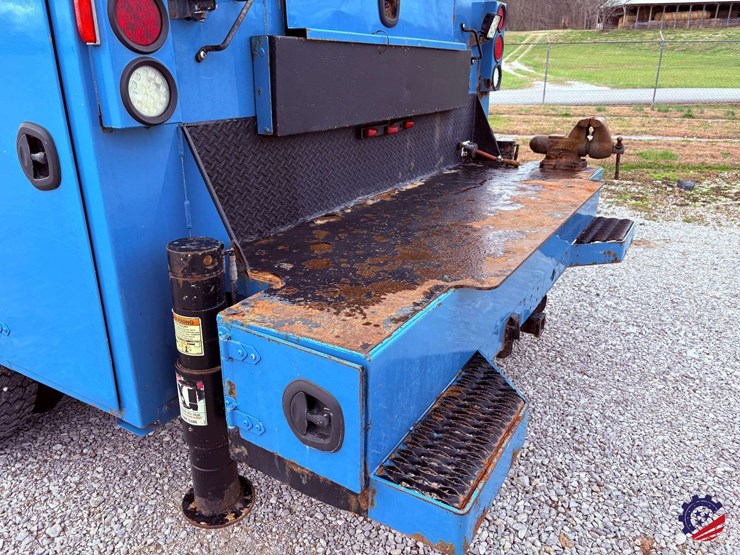 2009-freightliner-m2-106-image-46