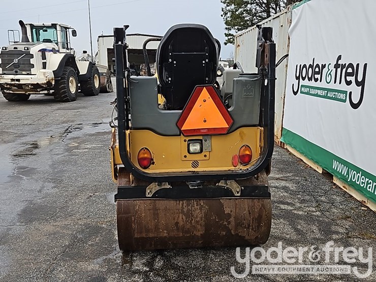 2015-caterpillar-cb24b-image-4