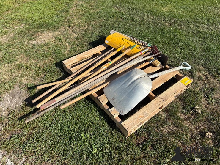 misc-pallet-of-yard-tools-image-1