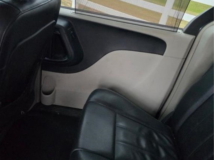 2013-chrysler-town-&-country-image-15