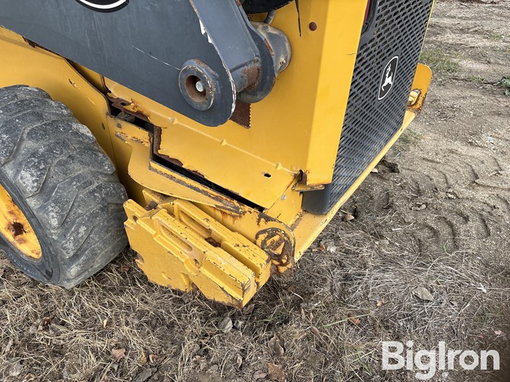 2013-deere-320e-image-19