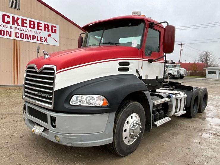 2013-mack-cxu613-day-cab-image-2
