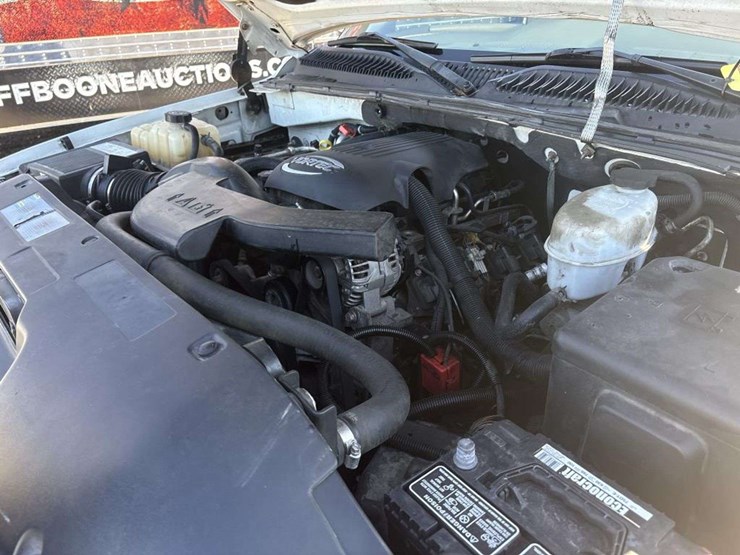 2005-chevrolet-suburban-image-25