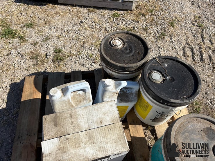 misc-pallet-of-john-deere-fluids-image-2