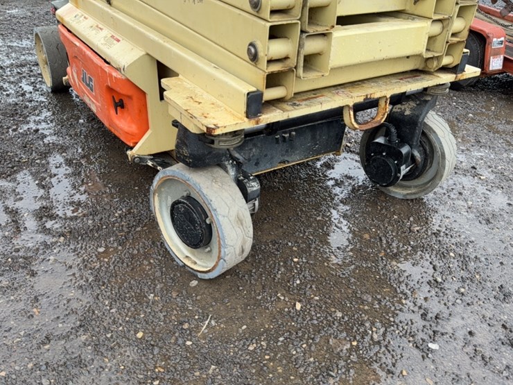 2015-jlg-3246es-image-3