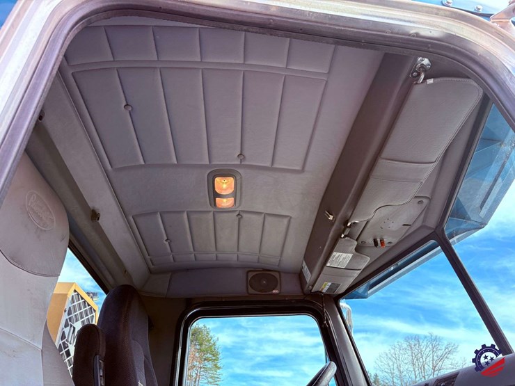 2012-peterbilt-337-image-63