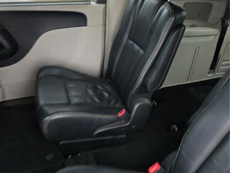 2013-chrysler-town-&-country-image-11